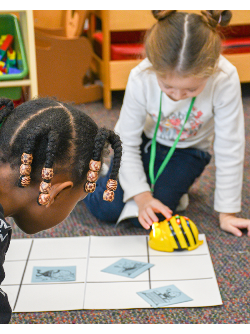 两个女孩在用beebot